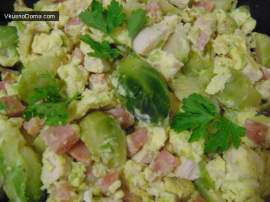Брюссельская капуста с курицей и ветчиной под омлетной заправкой
