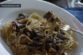 Спагетти с соусом из шампиньонов и морепродуктов