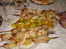 Куриные шашлычки с ананасами на шампурчиках