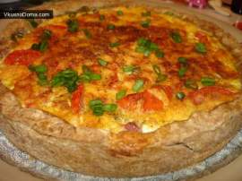 Ореховый пирог с черемшой, беконом и яйцом