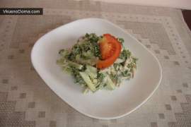 Овощной салат с черемшой и куриным мясом со сметаной