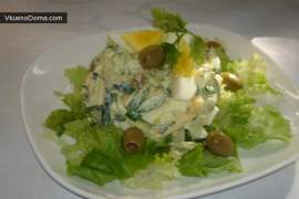 Оливковый салат с огурцом и яйцом