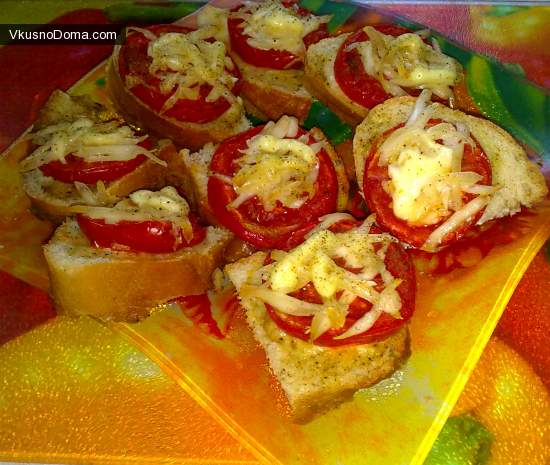 хрустящие тосты, запеченные с помидорами и сыром