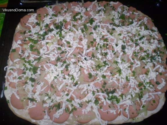 фото пицца с колбасой и луком
