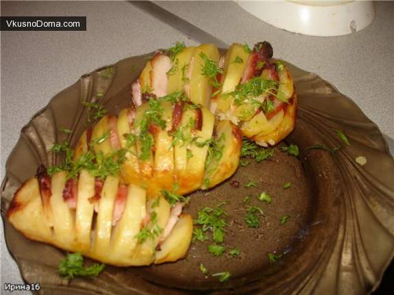 Картошка-гармошка с беконом и зеленью